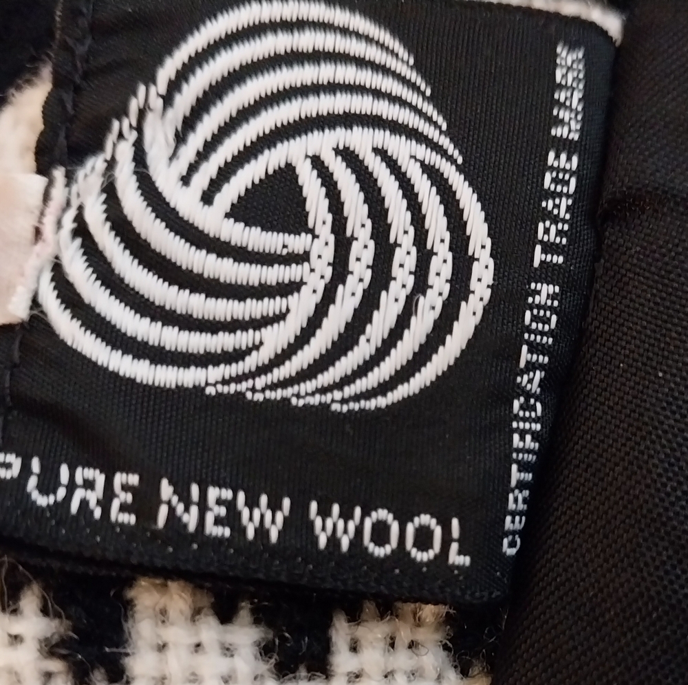 Welsh Woollens Vintage Black & Cream Pattern 100% Wool Snap Closure Cape - Picture 7 of 11